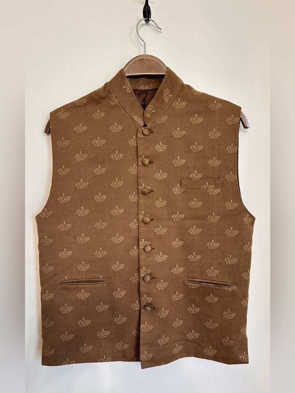 NEHRU STYLE BUTTON DOWN VEST WITH POCKETS NO TAGS BUT FEELS LIKE QUALITY FABRIC
